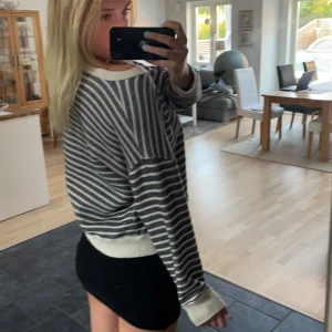 Mysig randig tröja - Säljer min supermysiga tröja från Zara! Storlek L men sitter mer som en S. Knappt använd då den tyvärr var lite för liten på mig, så den är i väldigt fint skick! Perfekt nu till hösten/vintern💕