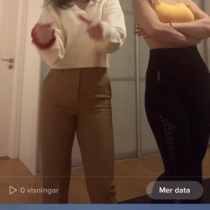 Bikbok kostymbyxor Highwaist  - Ljusbruna/beiga kostymbyxor, högmidjade, från bikbok, storlek 34. Tajta men går ut vid vaderna. 