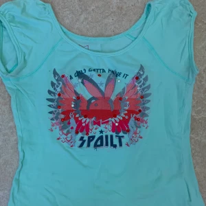 Playboy t-shirt - En blå Playboy tröja men pärlor på och som är jätte fin också en vintage t-shirt💙 Stog inte storlek men vet att det har varit S även om det är avslutat på budet så kan man fortfarande köpa den ❤️