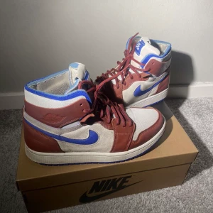 Jordan 1 zoom air  - Ett par använda Jordan 1 i färgen röd vitt använda runt ett halv år i helt ok skick säljer dem pga att dem är för små.