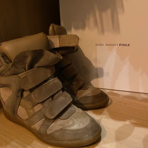 Isabel marant skor - Funderar på att sälja mina marant skor så detta är en intressekoll. Kan även tänka mig att byta till en storlek 41. Skorna är använda men i bra skick. Kom gärna med prisförslag.🤩