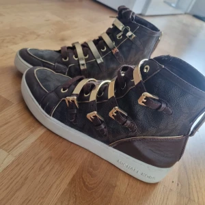 Äkta Michael Kors sneackers - Välanvända Mickael Kors skor i hög modell. Sköna och fortfarande lika tuffa. Storlek 39 