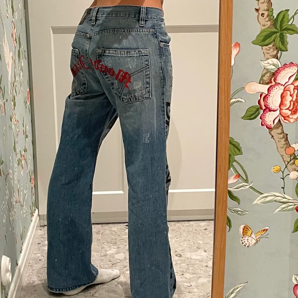 Urcoola jeans med tryck både fram och bak🙌 Bra i längd men lite stora i midjan för mig som är 1.80 och brukar ha 36🥰 Lågmidjade i modellen😄. Jeans & Byxor.