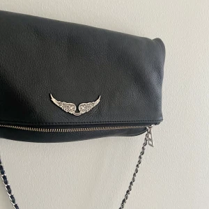 Zadig väska - Säljer nu min Zadig väska som knappt är använd och är inrpincip i nyskick förutom det man kan se på sissta bilden. Köp direkt för 2300 eller buda från 1800. Skriv vid frågor eller intresse❤️