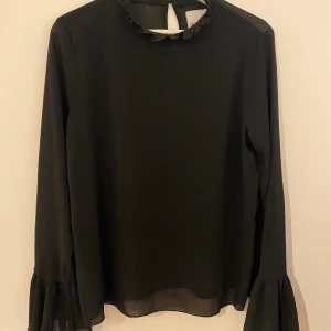 Blus  - Svart blus från Design only, med vidgad ärm vid händerna. Den säljes inte längre. 