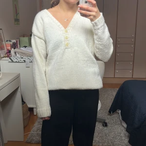 Vit stickad tröja  - Vit handstickad tröja som är köpt second hand. Eftersom att den är handstickad så vet jag inte exakt vilken storlek den är men jag är cirka 160cm och jag skulle säga att den passar XS-M beroende på hur man vill ha den. :)