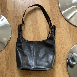 SVART SKINN LÄDER VÄSKA  - Stt: 30 X 22 cm Fint skick! längden på banden: ca 48 cm