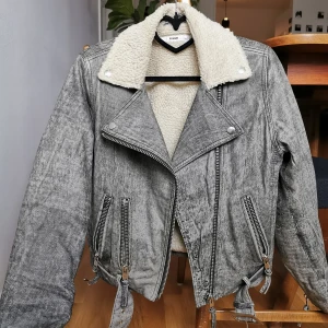 Leather jacket size S  - Grå jacka i äkta läder med teddy lager på insidan, super för höst/tidig vinter. Perfekt skick, använt 1-2ggr. Finns att hämta i Malmö eller skickas per post, köparen står för frakt.  Nypris 2999 SEK     