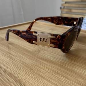 Vintage YSL solglasögon. Köpta på Vestiere Collective. Super fina, men har inte fått andvändning utav dom. Skriv om ni vill ha fler bilder 