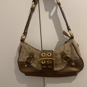 Väska - Sparsamt använd, säljes pågrund av ingen användning💕 Köparen står för frakt!!