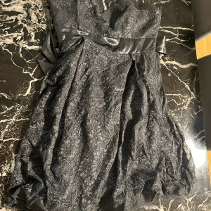 Grå klänning  - Grå axelbandslös klänning med dragkedja på sidan från Vila, använd en gång. Hel och ren ☺️