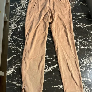 Rosa kostymbyxor  - Rosabeiga, typ laxrosa kostymbyxor från pulz, strl 34 men skulle säga att dom passar en 36a också. Hela och rena ☺️
