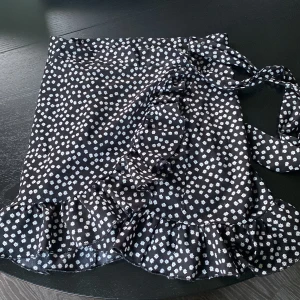 Kjol - En jättefin blommig kjol, fin på och skönt material, lite genomskinlig annars jättefin TRYCK INTE PÅ KÖP NU!!!