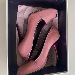 Stella McCartney klackar - Stella McCartney stilettklackar i storlek 37 säljes. Säljs i originalförpackning med tillhörande dustbag. Sparsamt använda utan förslitningar eller skador. Öppen framme vid tån. DM eller skriv på Instagram vid frågor eller för fler bilder. 