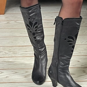 Läderstövlar, mönster, Björn borg - Riktigt coola mönstrade, vintage skinnstövlar från Björn borg i storlek 39. 