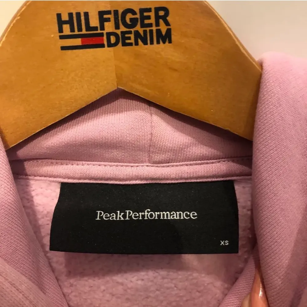 Rosa peak hoodie i stl xs endast använd en gång, inga defekter. (Pris kan diskuteras). Hoodies.