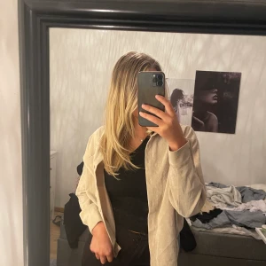 Beige "skjorta" - Säljer denna fina beiga skjorta som är i ett Manchester material. Sitter riktigt fint på och man kan dra över den över en topp eller ha den stängd som en skjorta. Den är lite oversized.