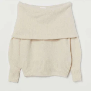stickad offshoulder tröja  - säljer min fina stickade tröja från h&m, helt nyskick lappen kvar. Frakt tillkommer💓 (kan mötas upp också i sthlm)