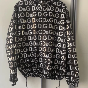 Dolce o gabbana jacka  - Hej! Nu säljer jag min dolce o gabbana jacka för 800 kr som inte kommer till användning längre och då vill sälja den istället. Jackan är både för dam och herr och storleken är Xl men sitter som L om ni har frågor så skriv till mig så svarar jag.!