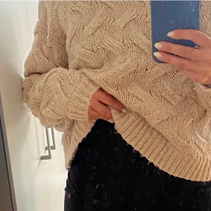 Stickad tröja❣️ - Säljer min fina stickade tröja från NA-KD! Fin beige färg som passar perfekt nu till hösten☺️💞