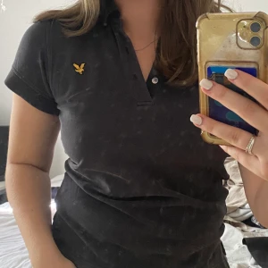 Lyle&Scott Piké - En pikétröja jag köpte för ett tag sedan, typ en urtvättad svart/grå. Från deras Vintage Collection✨