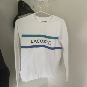 Lacoste Sweatshirt Strl. S - ✏️ Lacoste Sweatshirt med tryck fram! Tight passform, passar Xs-S.