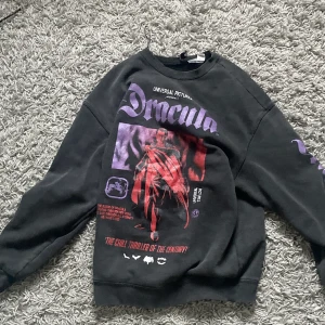 dracula sweatshirt - säljer denna fina sweatshirt med dracula-tryck. perfekt nu till halloween!