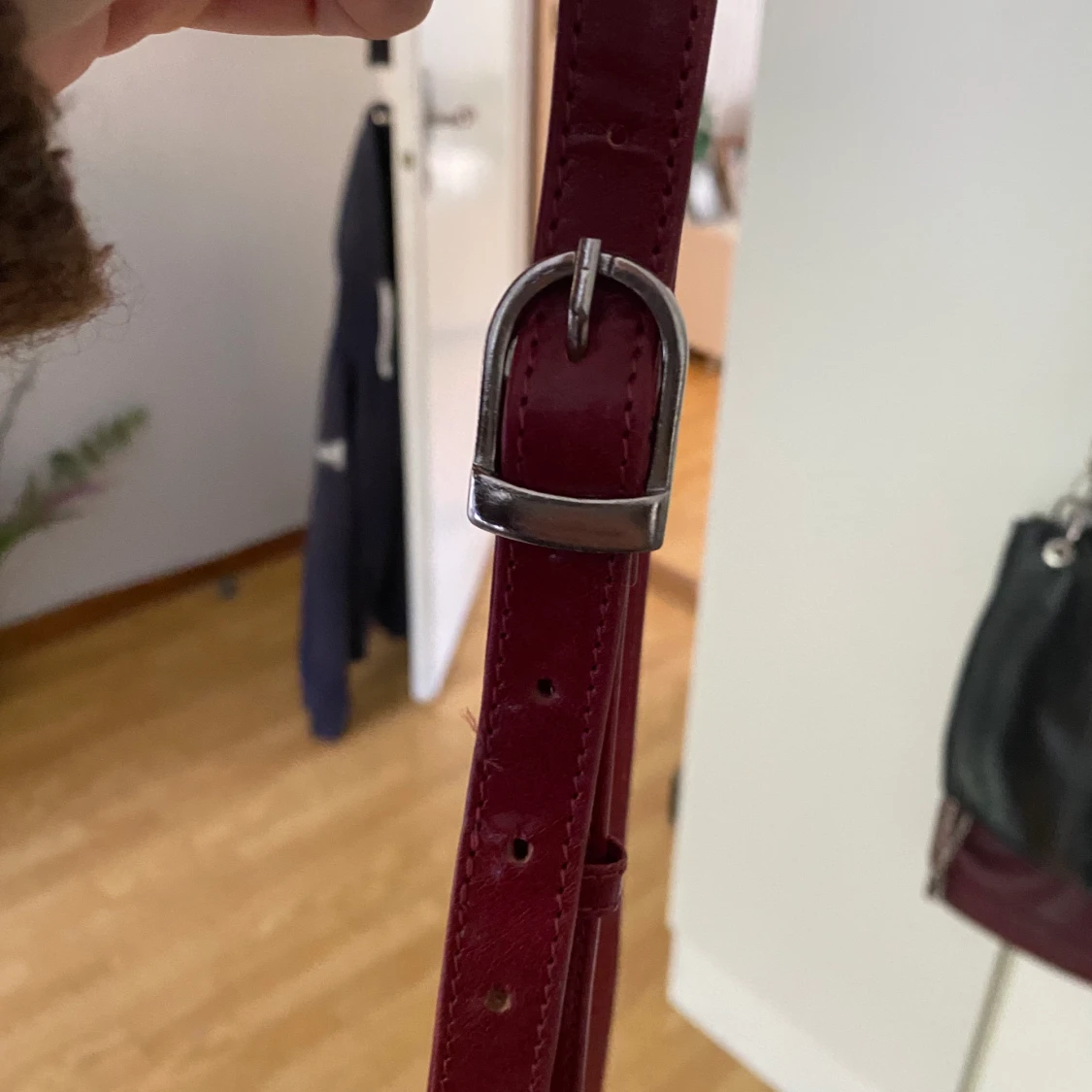 Vinröd axelremsväska  - 90