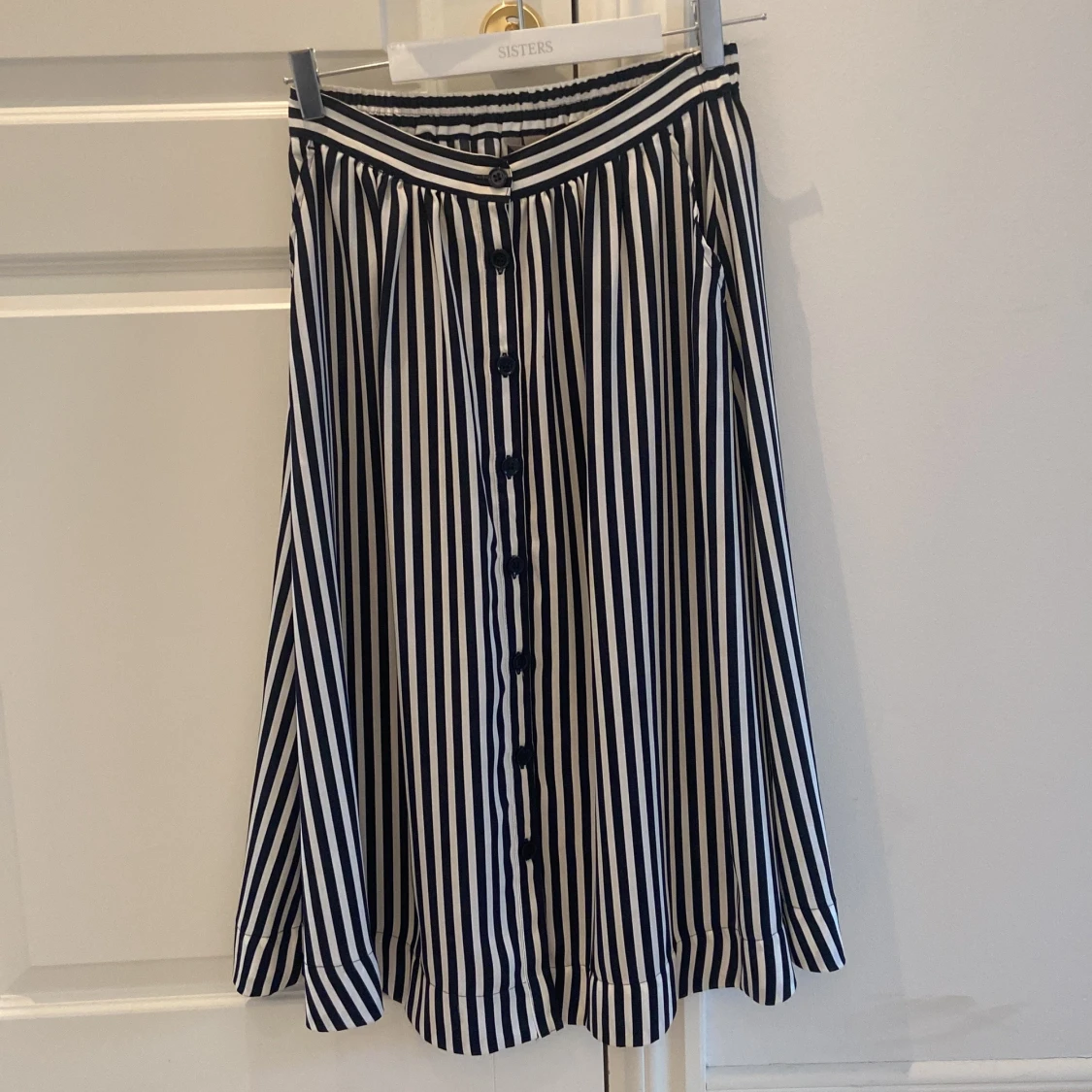 Svart och vitrandig kjol med fickor 