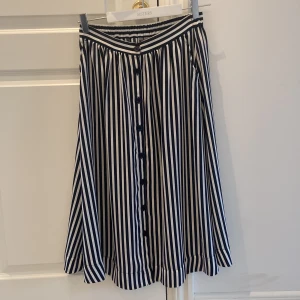 Svart och vitrandig kjol med fickor  - Knappt använd 