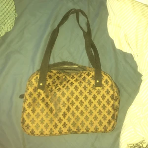 Väska - Aldrig använd väska. Står tyvärr ej märke