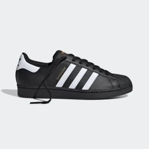 Adidas superstar - Fina svarta adidas superstar💖 är i bra skick men har lite slitningar på insidan, köparen står för frakten