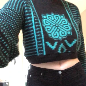 Stickad magtröja strl s - Svart och turkos. Alpacka-garn, bekväm