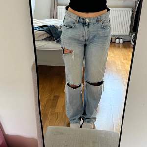 90’s highwaist jeans från Gina tricot. Mina favorit jeans, så snygga och sköna!! Använda, så lite slitna längst ner vid fötterna. Storlek 44. Köpta för 599kr   📍möts upp i Stockholm - Södermalm   💌 köparen står för frakten - pris varierar   ❌ inga reture 