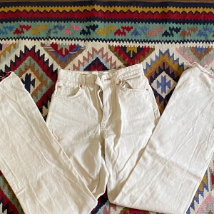 Bootcut jeans från strandivarius  - Säljer pga flytt.. är 165 och de sitter över foten på mig ❤️