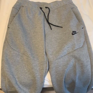 Nike tech byxor  - Storlek s helt nya 