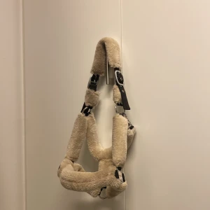 Fluff-grimma i storlek full - Jag säljer min fluff-grimma för den är för stor för min häst. Den är i fint men använt skick. 