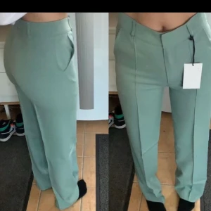 Madlady byxor  - Snygga gröna kostymbyxor från madlady dem är bara testade och prislappen finns kvar på dem