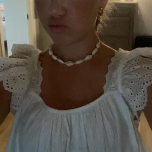 VOLANG TRÖJA 🤍✨👩‍❤️‍💋‍👩 - Säljer min fina volang tröja ❤️‍🔥💕 säljer då den aldrig kommer till användning och är lite för stor ❤️‍🔥 jätte fin!! 