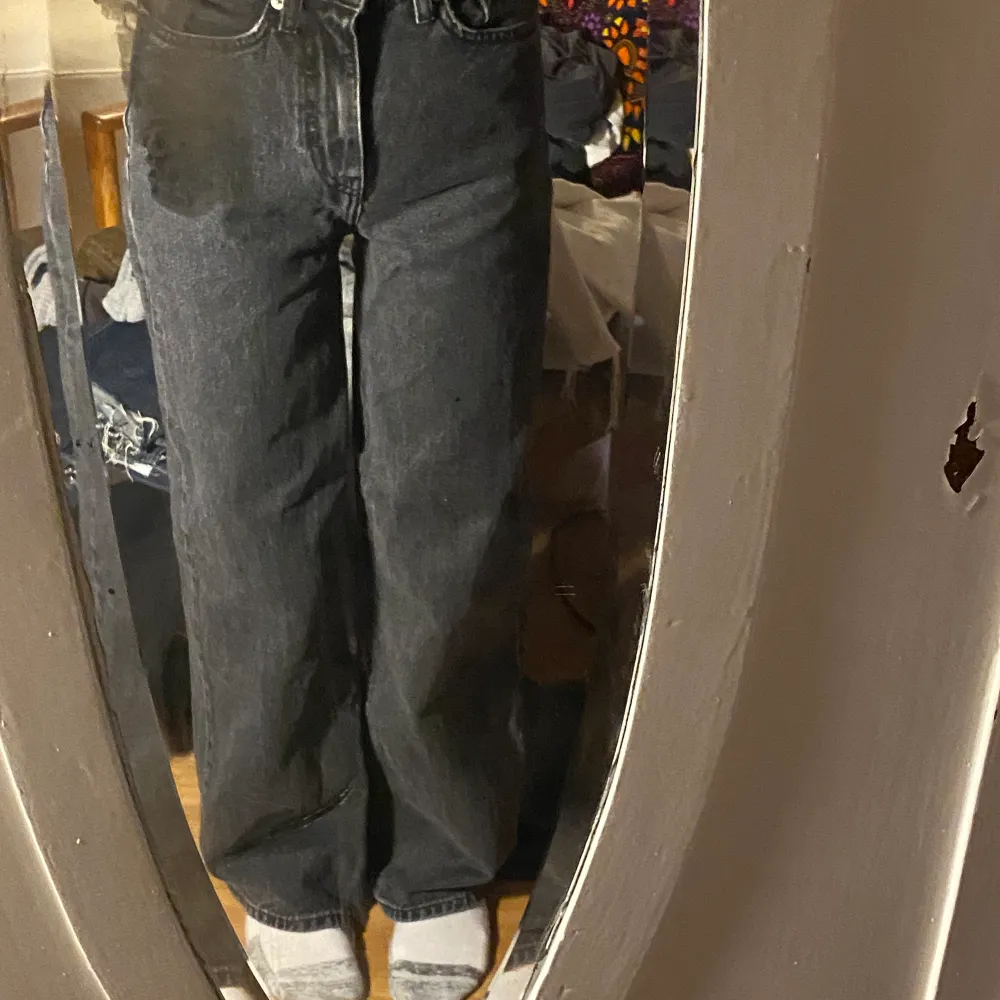 Svarta jeans med stora ben i storlek xss från lager 157, säljer då jag snart kommer växa ur dom. Dom har inga slitningar och är i bra kvalite. Jeans & Byxor.