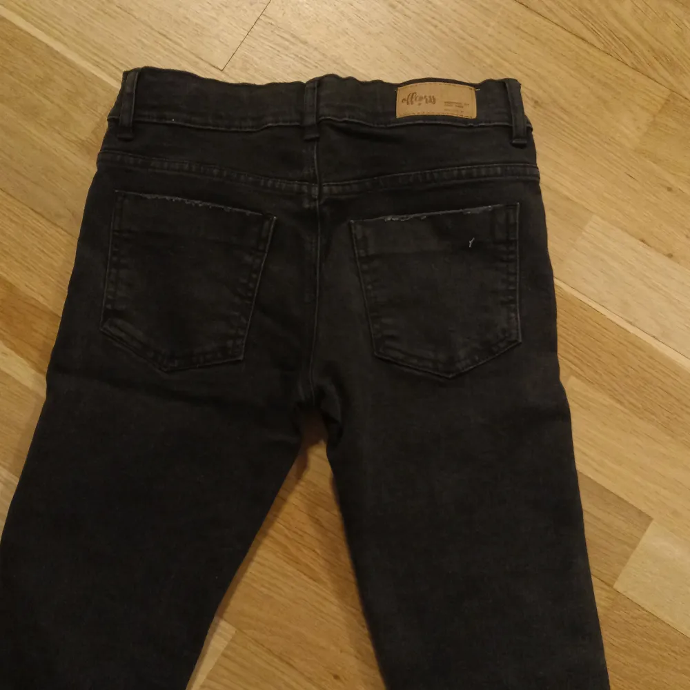 Black jeans for girlwitj shiny stars. 10 years old.. Jeans & Byxor.