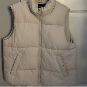 Väst från Lindex  - En jättefin begie väst från Lindex som aldrig kommit till användning. 