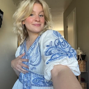 Indiska Klänning - Säljer denna underbara klänning från indiska! Inköpspris 999kr men säljer för 350kr! Använd på midsommar bara 👍🏼