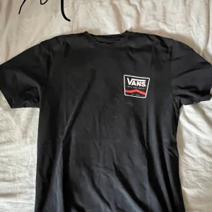 Vans  - Vans tshirt i okej skick, inga hål men trycker är lite slitet. Säljer för 200kr