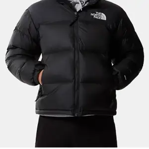 Säljer min skit snygga The north face jacka! Som passar perfekt nu till hösten och vinter🫶🏻Den är använd ett fåtal gånger och är i ett jätte bra skick!❤️ Den passar både tjejer och killar❤️ Den är i strl XS❤️