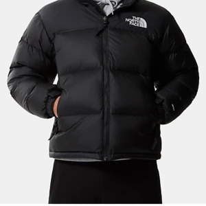 The North Face Jacka! - Säljer min skit snygga The north face jacka! Som passar perfekt nu till hösten och vinter🫶🏻Den är använd ett fåtal gånger och är i ett jätte bra skick!❤️ Den passar både tjejer och killar❤️ Den är i strl XS❤️