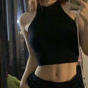 Enkel croptop - Väldigt fin och simpel i nyskick! Någon får ge den ett nytt liv då den bara ligger i min garderob. 💗