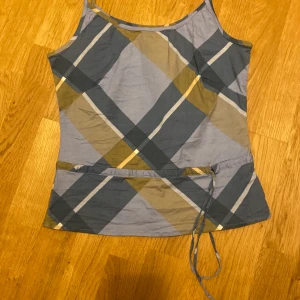 !!SÖT TOPP!! - Super söt topp, köptes på myrorna. Används någon gång. Bra kvalité!!👯‍♀️✨