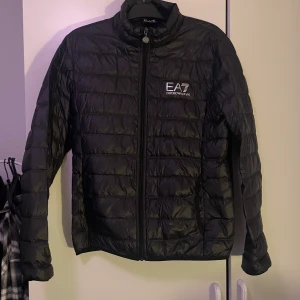 EMPORIO ARMANI EA7 - HÖSTJACKA - Säljer min Armani höstjacka i storlek L. Den är bara använd en säsong och är i nyskick. Passar perfekt nu till hösten!