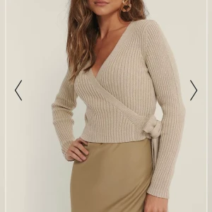 Nakd  - Ribbstickad omlotttröja från NAKD. Säljer då den inte kommer till användning, perfekt nu till hösten. Använd men inga defekter, skriv till mig för bilder. Köpt för 399kr och säljer för 150kr+ frakt 📦  (Är även villig att mötas upp)  